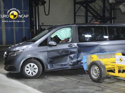 El monovolumen Mercedes Clase V, tras la prueba de impacto lateral a 50 km/h.