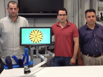 De izquierda a derecha, Ricardo Morales, Francisco Badesa y Nicol&aacute;s Garc&iacute;a Aracil, del equipo investigador.