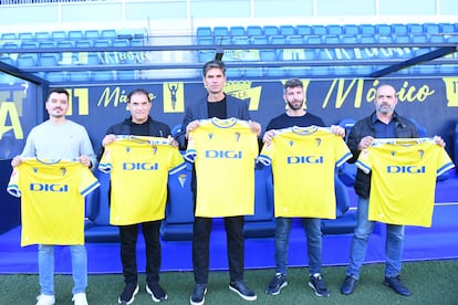 Mauricio Pellegrino, al centro, durante su presentación, en una imagen distribuida por el club.