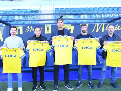 Mauricio Pellegrino, al centro, durante su presentación, en una imagen distribuida por el club.