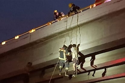 Bomberos rescatan un cuerpo en Baja California Sur.