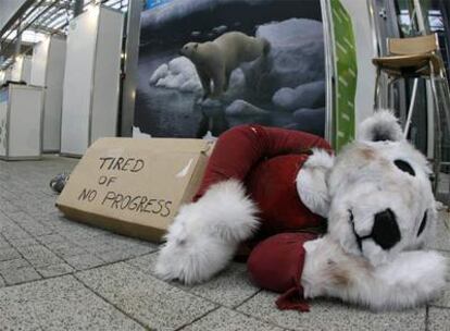 Un oso polar de peluche en la cumbre de Poznan muestra su cansancio por la falta de progresos.