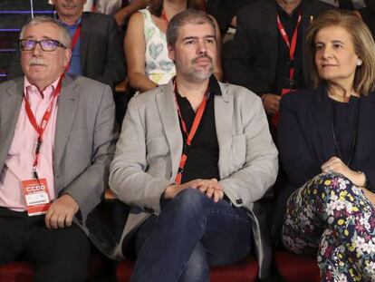 El nuevo líder de CCOO, Unai Sordo (segundo por la izquierda) y su antecesor en el cargo, Ignacio Fernández Toxo, la ministra de Empleo, Fátima Báñeza (2d) y la alcaldesa de Madrid, Manuela Carmena.