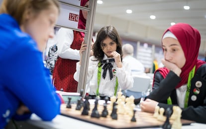 Una niña palestina observa la partida Narva (Estonia) . Alhmouri (Palestina). este viernes en la Olimpiada Femenina