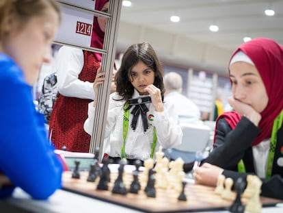 Una niña palestina observa la partida Narva (Estonia) . Alhmouri (Palestina). este viernes en la Olimpiada Femenina