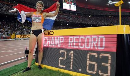 Schippers junto a la marca que le ha hecho campeona mundial