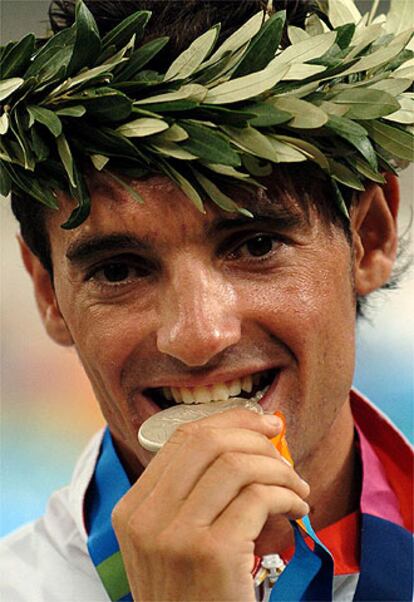 Paquillo muerde la medalla de plata que consiguió en Atenas'04.