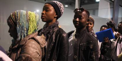 Inmigrantes subsaharianos espera en Melilla el barco hacia España
