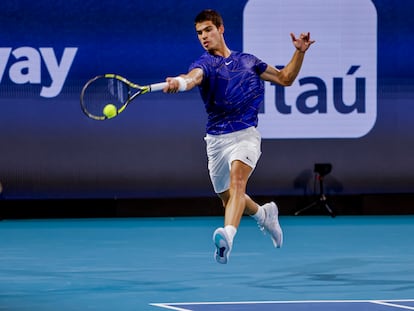 Alcaraz golpea la pelota suspendido en el aire durante la semifinal contra Hurkacz.