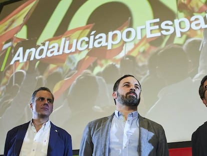 El líder de Vox, Santiago Abascal, flanqueado por Francisco Serrano, el número uno de Vox Andalucía, y Javier Ortega, secretario general,  en Sevilla. 