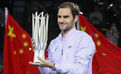 Federer, con el trofeo de Shanghái.