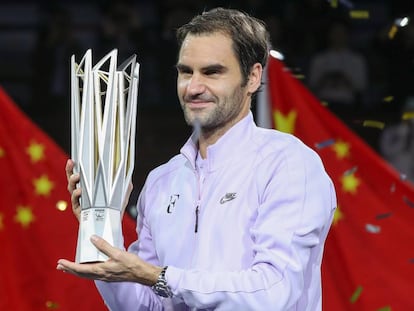 Federer, con el trofeo de Shangh&aacute;i.