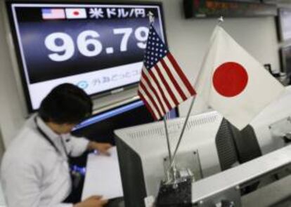 Un empleado en una oficina de corretaje en Tokio, Japón. EFE/Archivo