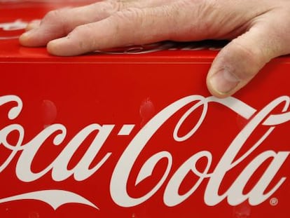 Una caja de envases de Coca-Cola.