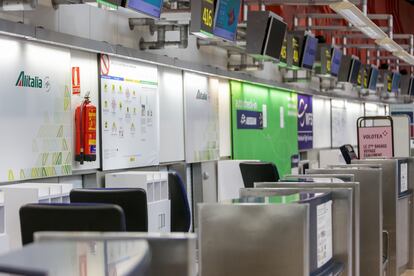 Ventanillas de la aerolínea italiana Alitalia cerradas en el aeropuerto Adolfo Suarez-Madrid Barajas, este martes.