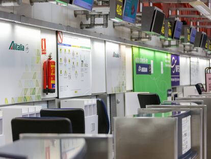 Ventanillas de la aerolínea italiana Alitalia cerradas en el aeropuerto Adolfo Suarez-Madrid Barajas, este martes.