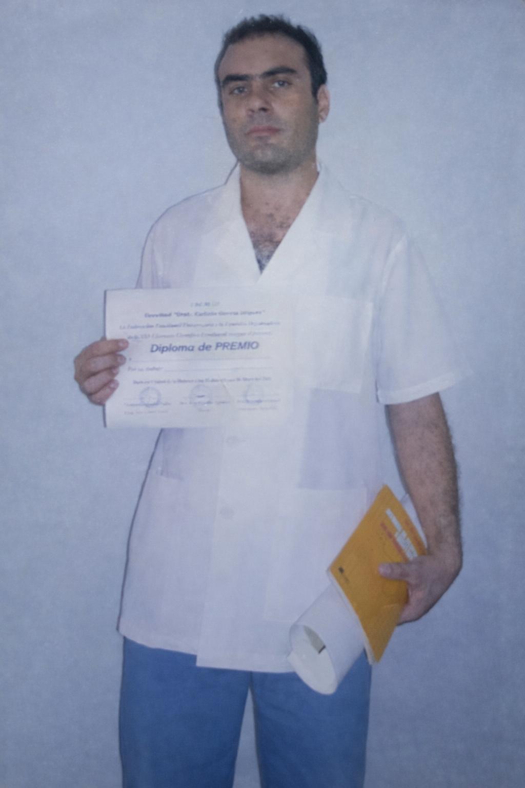 Bachar Alkaderi tras recibir su título en la Universidad de Ciencias Médicas de La Habana (Cuba)