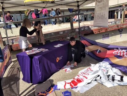 Estand de Societat Civil Catalana després de l'atac d'un grup d'estudiants a la UAB.