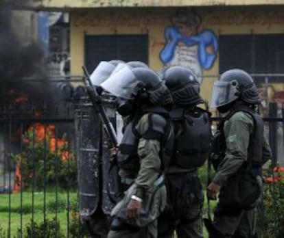 Polic&iacute;a durante las protestas en la ciudad paname&ntilde;a de Col&oacute;n.
