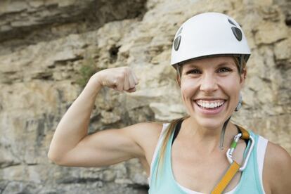 Los cambios físicos que se producen en el cuerpo al practicar deporte "pueden mejorar nuestra imagen corporal y hacer que nos sintamos mejor con nuestro físico. Por otro lado, también puede aumentar el sentimiento de mayor dominio en habilidades y capacidad física", explica Baeza. Y no solo eso, la actividad física regular ayuda a conseguir una realización personal más plena. El experto lo atribuye a que practicar deporte mejora la sensación de fortaleza, de seguridad y de control sobre uno mismo y sobre el medio. "Ayuda a mejorar nuestra sensación de autoeficacia”, concluye.