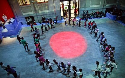 Patio de la Casa Encendida en un evento con ni&ntilde;os y adolescentes en 2012.