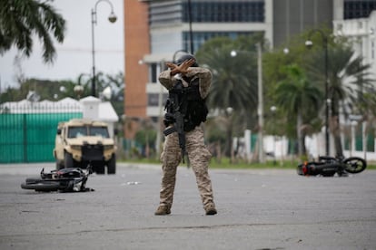 Un oficial de la Policía Nacional de Haití pide calma a los manifestantes.