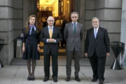 El ministro de Hacienda, Cristóbal Montoro, junto a la secretaria de Estado de Presupuestos y Gastos, Marta Fernández Currás, el secretario de Estado de Hacienda, Miguel Ferre, y el secretario de Estado de Administraciones Públicas, Antonio Beteta.