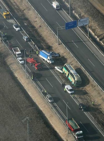 Vista aérea de uno de los múltiples choques por alcance en la autovía de Toledo.