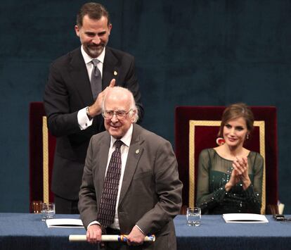 El físico Peter Higgs tras recoger de manos del Príncipe Felipe, y en presencia de la Princesa Letizia, el premio Príncipe de Asturias de Investigación Científica y Técnica 2013.
