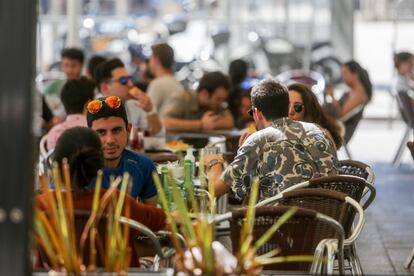 Varias personas en una terraza de un restaurante de Madrid.