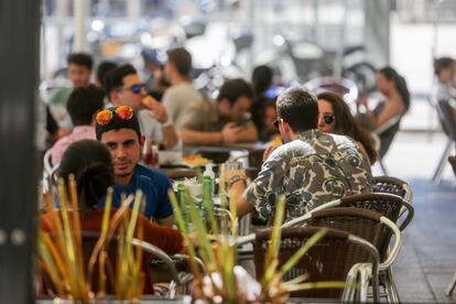 Varias personas en una terraza de un restaurante de Madrid el 22 de junio.