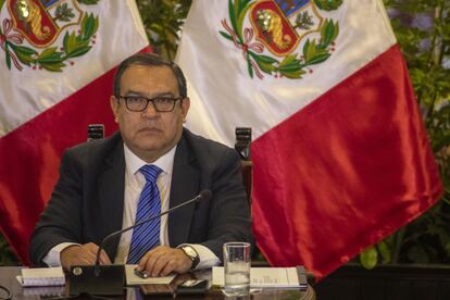 Alberto Otárola en el palacio de gobierno en Lima, febrero de 2023.