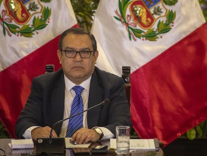 Alberto Otárola en el palacio de gobierno en Lima, febrero de 2023.