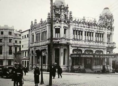 Vista de la plaza de Galicia de Santiago, con el edificio de Castromil, en 1933