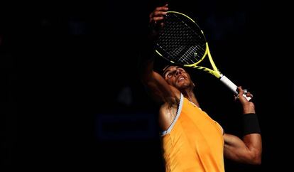 Nadal sirve durante el partido de octavos contra Berdych en la pista central de Melbourne Park.