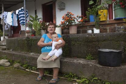 Doña Célima Ramírez, junto a su nieto. Ella es una de las personas que retornó nuevamente a su finca tras vivir como desplazada en Medellín. Asegura que regresar fue como volver a nacer. 