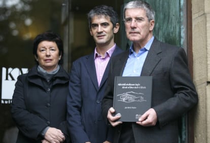 De izquierda a derecha, la alcaldesa de Oñati Lourdes Idoiaga, el decano de la facultad de Empresariales Lander Beloki y el escritor José Antonio Aspiazu, ayer en en San Sebastián en la presentación del libro 'Mirando al futuro desde la historia