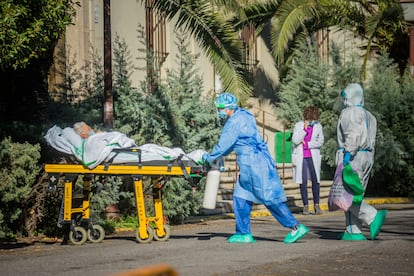 Health workers transferring a Covid-19 patient in Virgen de la Montaña hospital in Cáceres.