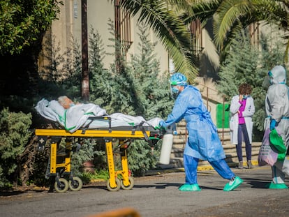 Health workers transferring a Covid-19 patient in Virgen de la Montaña hospital in Cáceres.