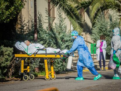 Dos sanitarios trasladan en camilla a un enfermo de covid-19 al hospital Virgen de la Montaña de Cáceres, el 11 de enero.