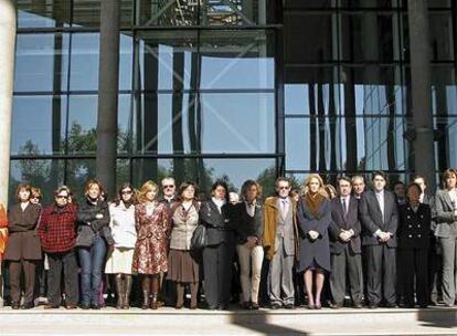 Diputados regionales de todos los grupos políticos guardan cinco minutos de silencio en la puerta de la Asamblea de Madrid para protestar por la muerte de la mujer en Alcorcón.