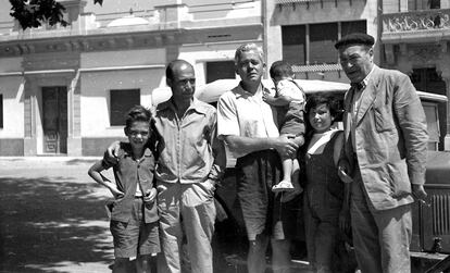Alfons Quintà y su padre (izquierda), junto a Vicens Vives (con dos hijos) y Josep Pla, en los cincuenta.