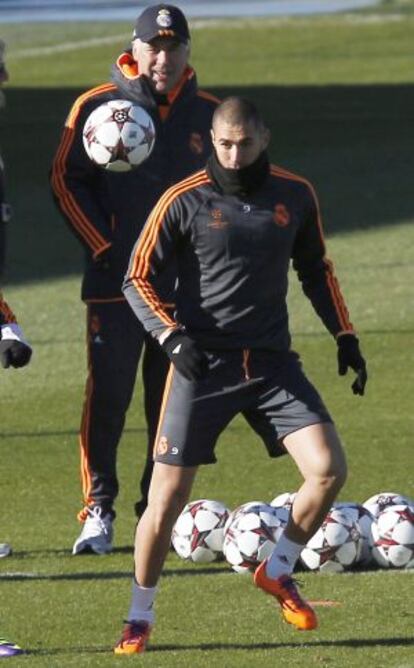 Benzema practica en presencia de Ancelotti.