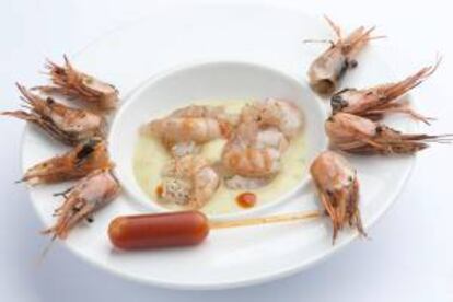 Fotografía facilitada por el restaurante Casa Gerardo, con una estrella Michelin y tres soles Repsol en Prendes (Asturias), de una de sus creaciones vanguardiastas, unas quisquillas con piel de patata, que conviven en su carta con otras tradicionales como su famosa fabada, una simbiosis de éxito poco común de la que habla, en una entrevista con Efe, el cocinero Marcos Morán.
