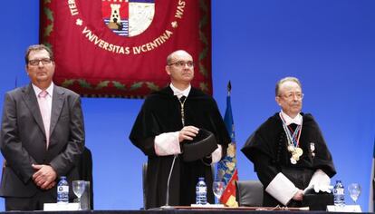 El rector de Alicante, Manuel Palomar, en el centro, y el director de Universidades, José Miguel Saval, a su derecha.