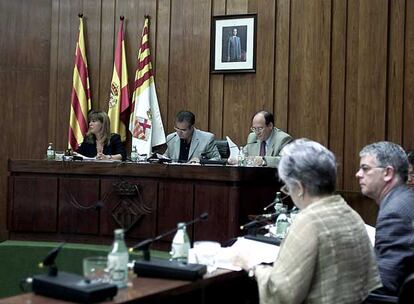 Celestino Corbacho, en el centro, preside un pleno del Ayuntamiento de L&#39;Hospitalet.