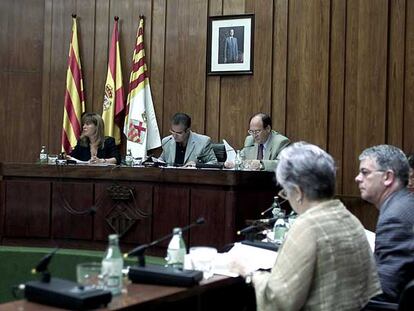Celestino Corbacho, en el centro, preside un pleno del Ayuntamiento de L'Hospitalet.