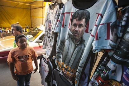 Venta de ropa con la imagen de Joaquín 'el Chapo' Guzmán en el barrio de Tepito de la Ciudad de México