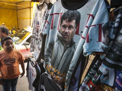 Venta de ropa con la imagen de Joaquín 'el Chapo' Guzmán en el barrio de Tepito de la Ciudad de México.