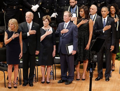 Desde la izquierda, Jill Biden y el entonces vicepresiente Joe Biden, Laura Bush y el expresidente George Bush, Michelle Obama y el entonces presidente Barack Obama, durante un funeral en Dallas, el 12 de julio de 2016.